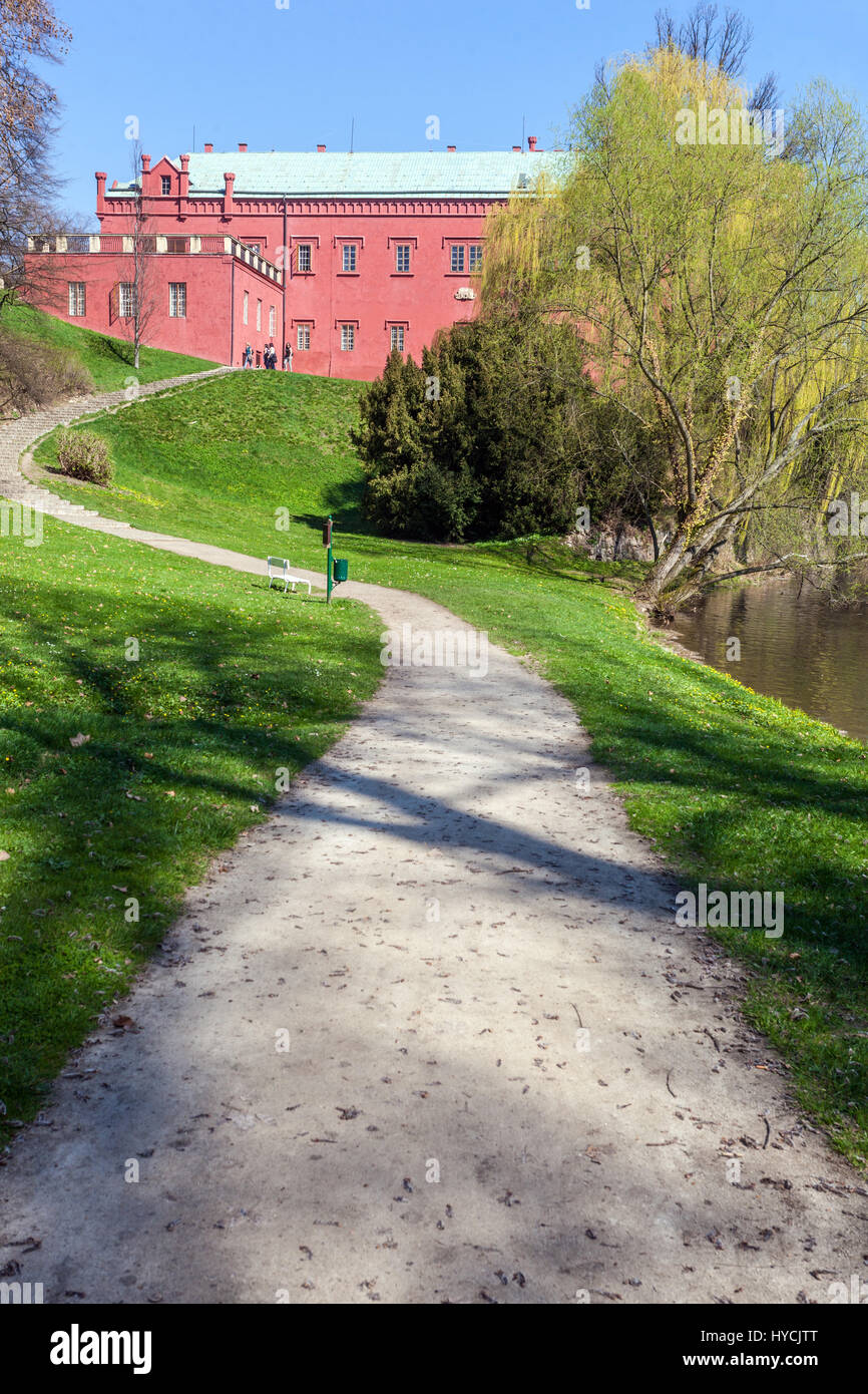 Schlosspark und Garten Klasterec Schotterweg, Klasterec nad Ohri, Nordböhmen, Tschechien, Europa gewundener Weg, Weg Bürgersteig im Schlosspark Stockfoto