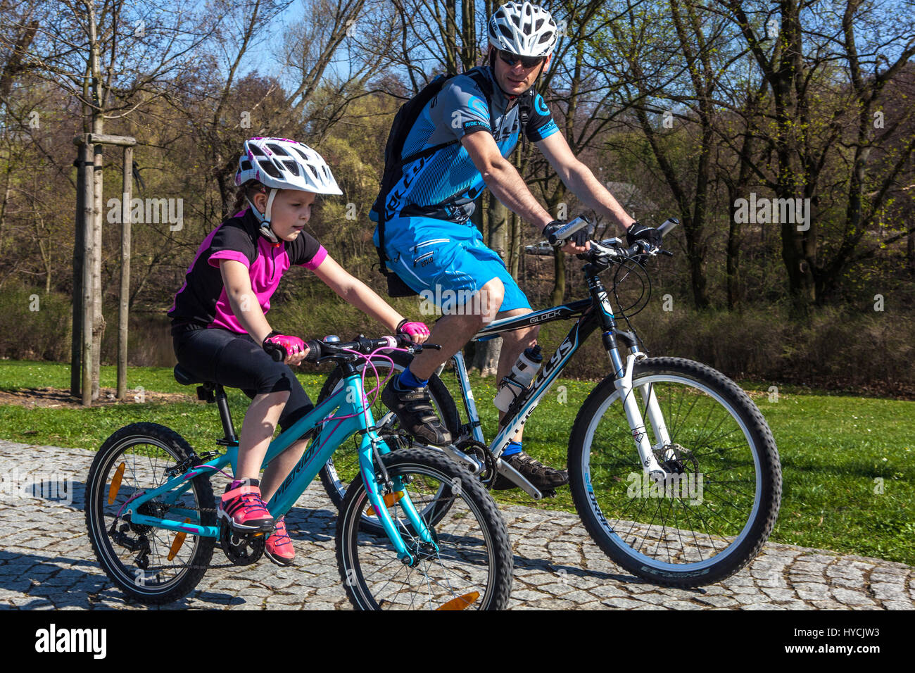 Fahrradfahrer auf dem Fahrrad Kind fährt Fahrradhelm auf Radweg Kind fährt Fahrrad mit Helm Stockfoto