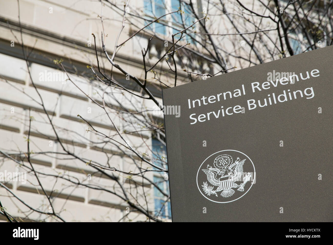 Ein Logo Zeichen außerhalb der Hauptsitz des Internal Revenue Service (IRS) in der Innenstadt von Washington, D.C., am 2. April 2017. Stockfoto