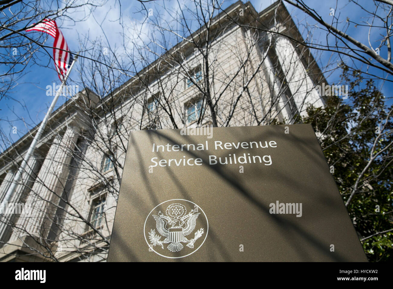 Ein Logo Zeichen außerhalb der Hauptsitz des Internal Revenue Service (IRS) in der Innenstadt von Washington, D.C., am 2. April 2017. Stockfoto