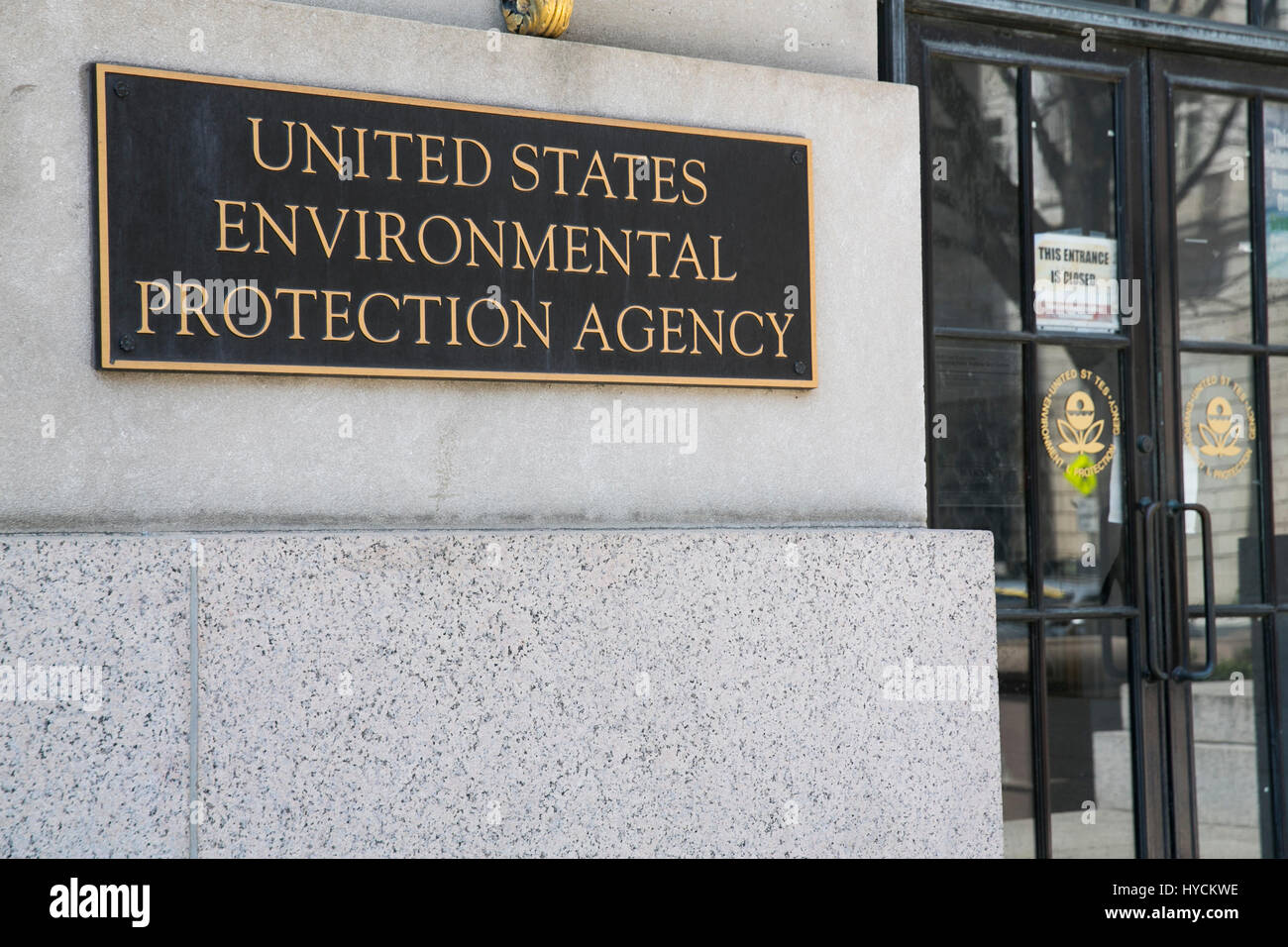Ein Logo Zeichen außerhalb der Hauptsitz der United States Environmental Protection Agency (EPA) in der Innenstadt von Washington, D.C., am 2. April 2017. Stockfoto
