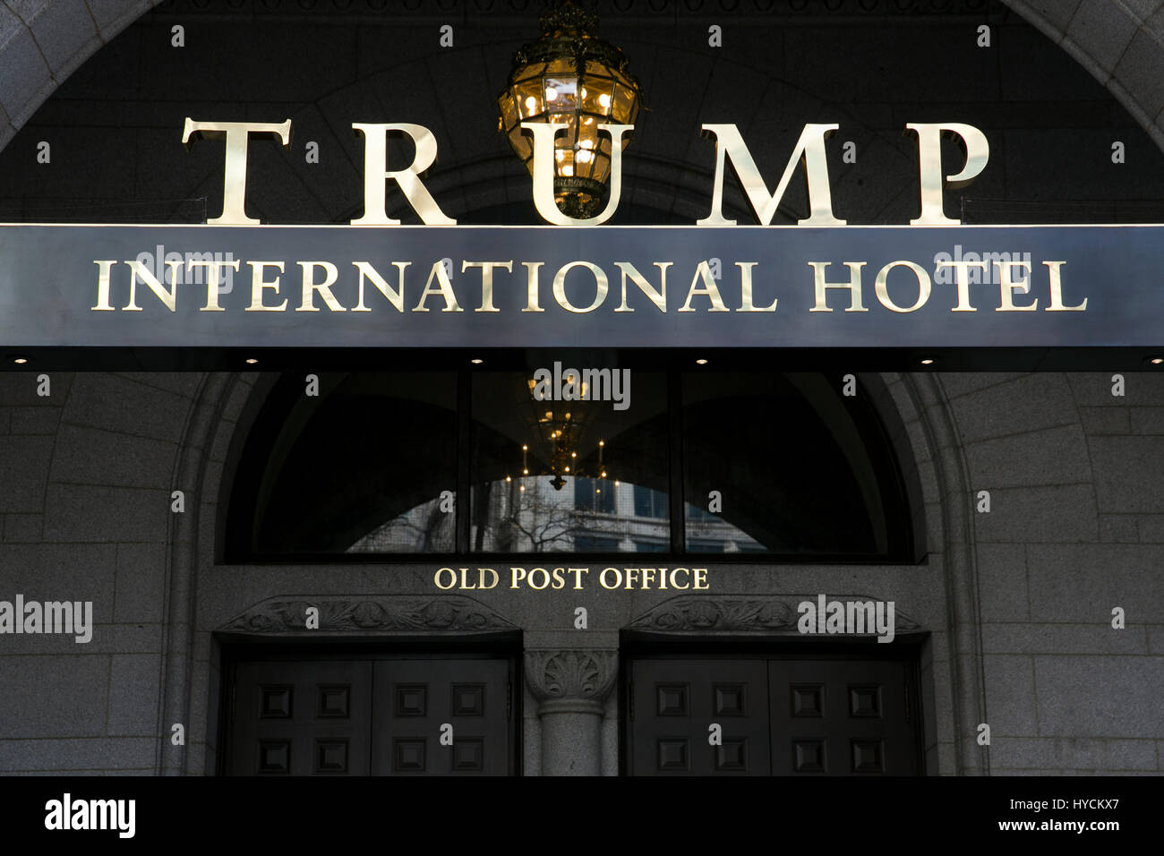 Ein Logo Zeichen außerhalb des Trump International Hotel in das alte Postgebäude in der Innenstadt von Washington, D.C., am 2. April 2017. Stockfoto