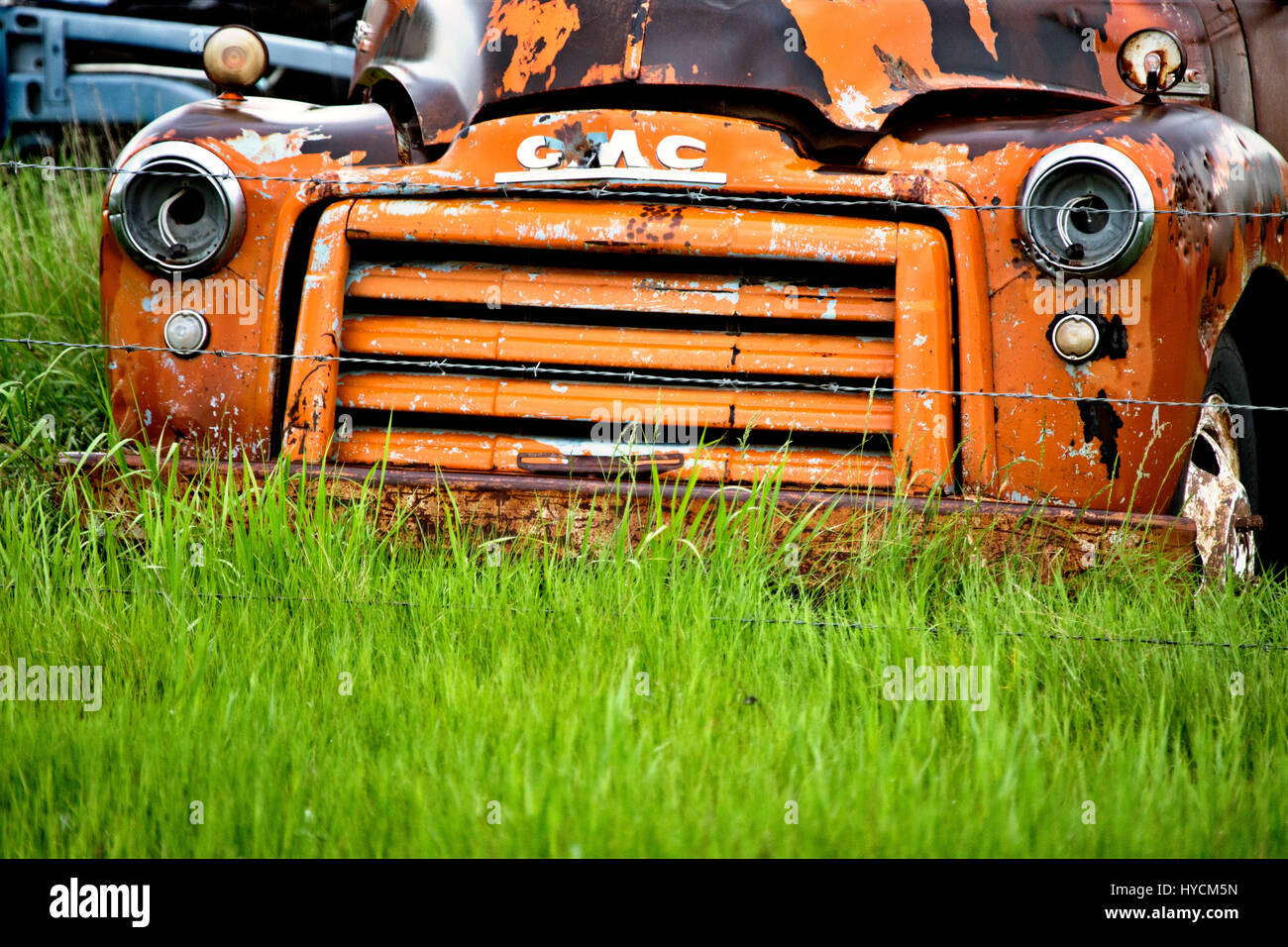 Alte verlassene LKW in ein Feld Saskatchewan Stockfoto