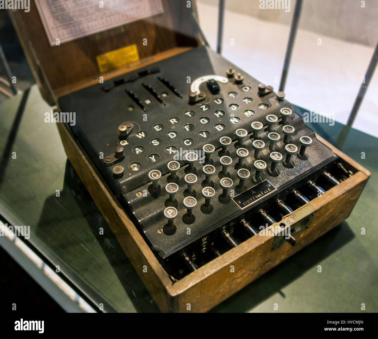 WWII deutsche Schlüsselmaschine E / Cypher Machine E / 3-Rotor Wehrmacht Enigma Maschine in Holzkiste verwendet im zweiten Weltkrieg Stockfoto