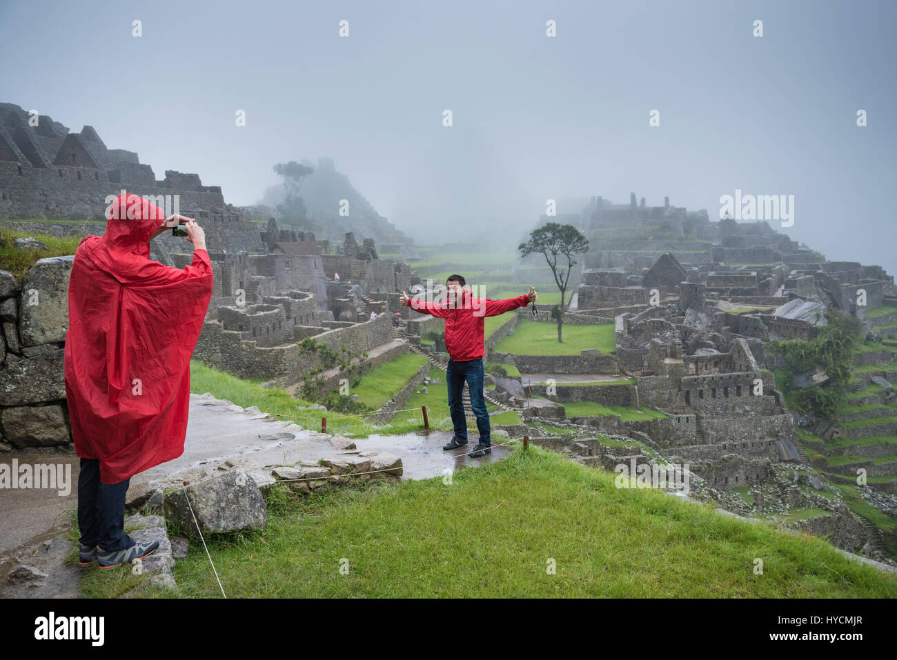 Ein regnerischer Tag ändert nichts an der Spectacularness von Machu Picchu oder die Freude, es zu verringern. Stockfoto