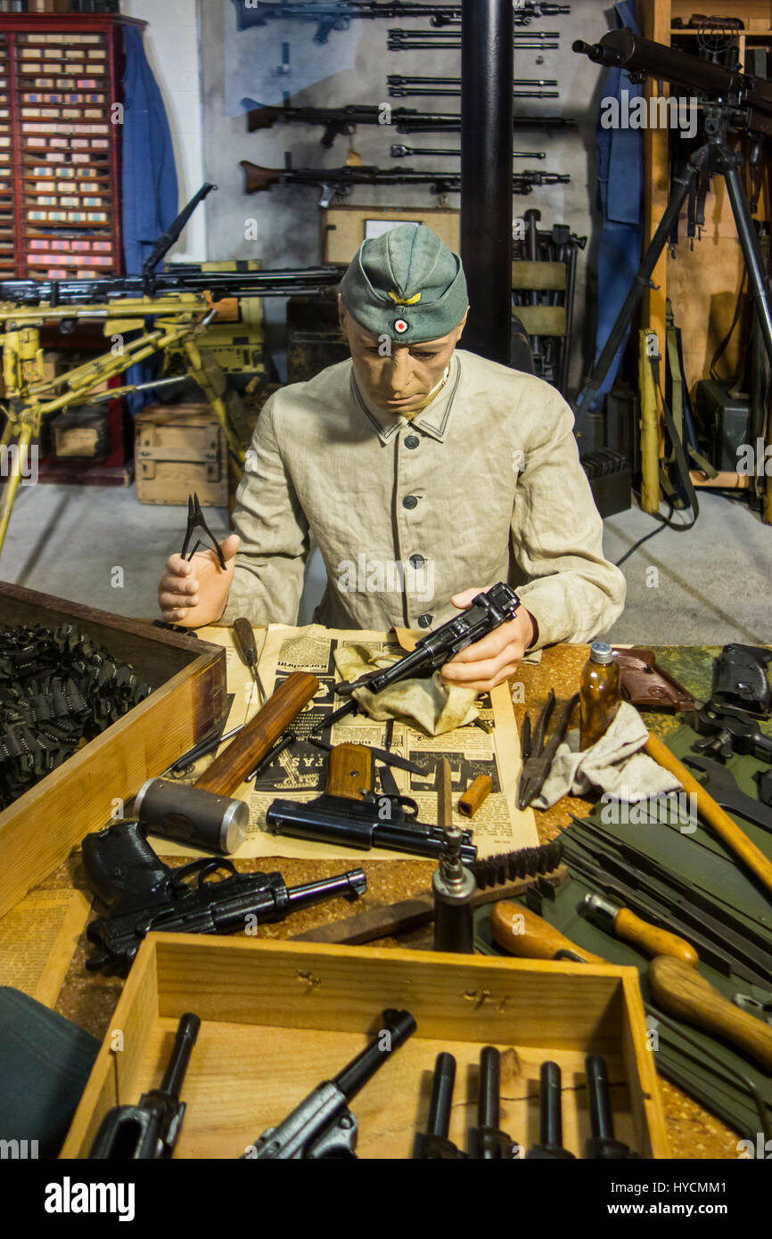 Diorama zeigt deutsche WWII Büchsenmacher Waffen im Arsenal Raversyde Atlantikwall Reparatur / Freilichtmuseum Atlantikwall in Raversijde, Belgien Stockfoto