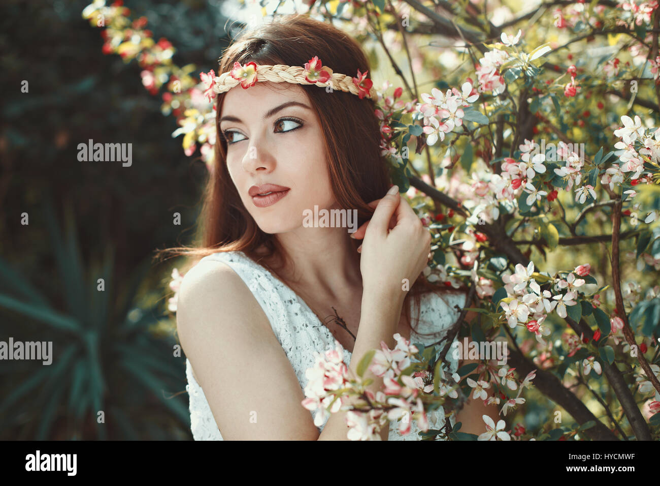 Saisonale Porträt eines schönen Mädchens. Frühlingsfarben Stockfoto
