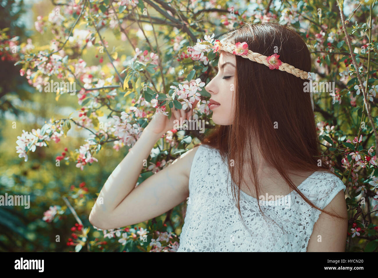 Schöne Frau genießen Frühling Schönheit. Weiches Licht Stockfoto