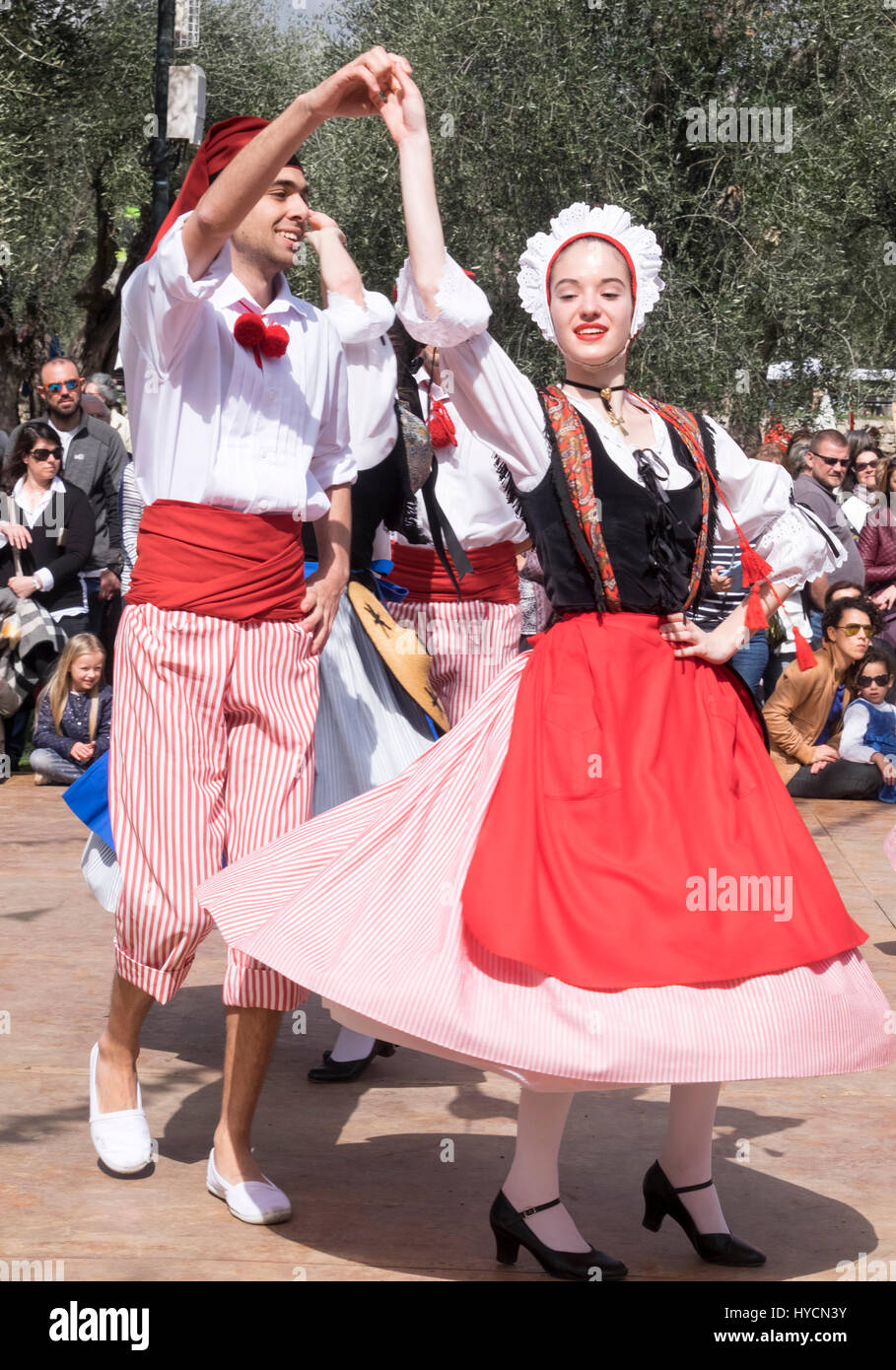 Volkstänzer von Nizza einen traditionellen Tanz der Region Alpes-Maritime in authentischen Kostümen des Bereichs durchführen. Stockfoto