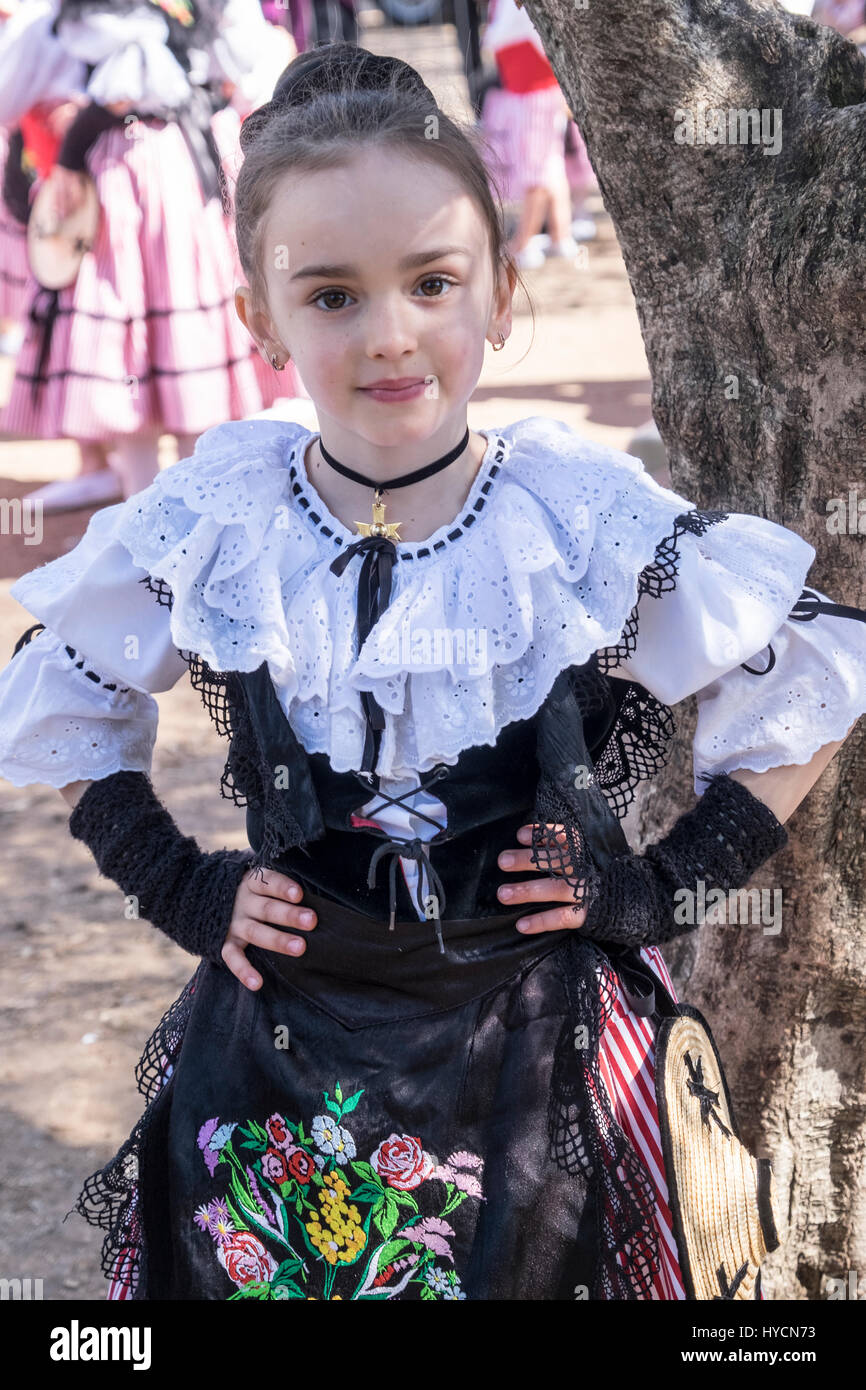 Schönes junge Mädchen gekleidet Tracht von Nizza, Frankreich wartet ihr wiederum in einer Tanz-Performance ausführen Stockfoto