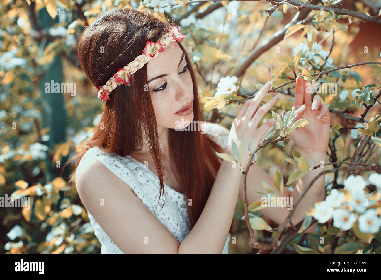 Junge Frau in einem blühenden Obstgarten. Saisonale Frühling Stockfoto