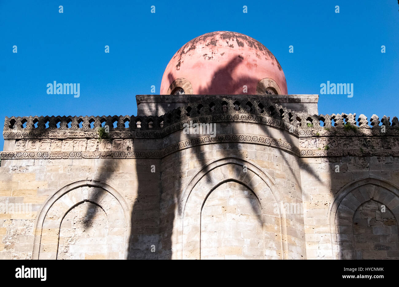 Schatten einer Palme fällt über die Bögen und die Kuppel der Kirche San Cataldo in Palermo, Sizilien. Stockfoto