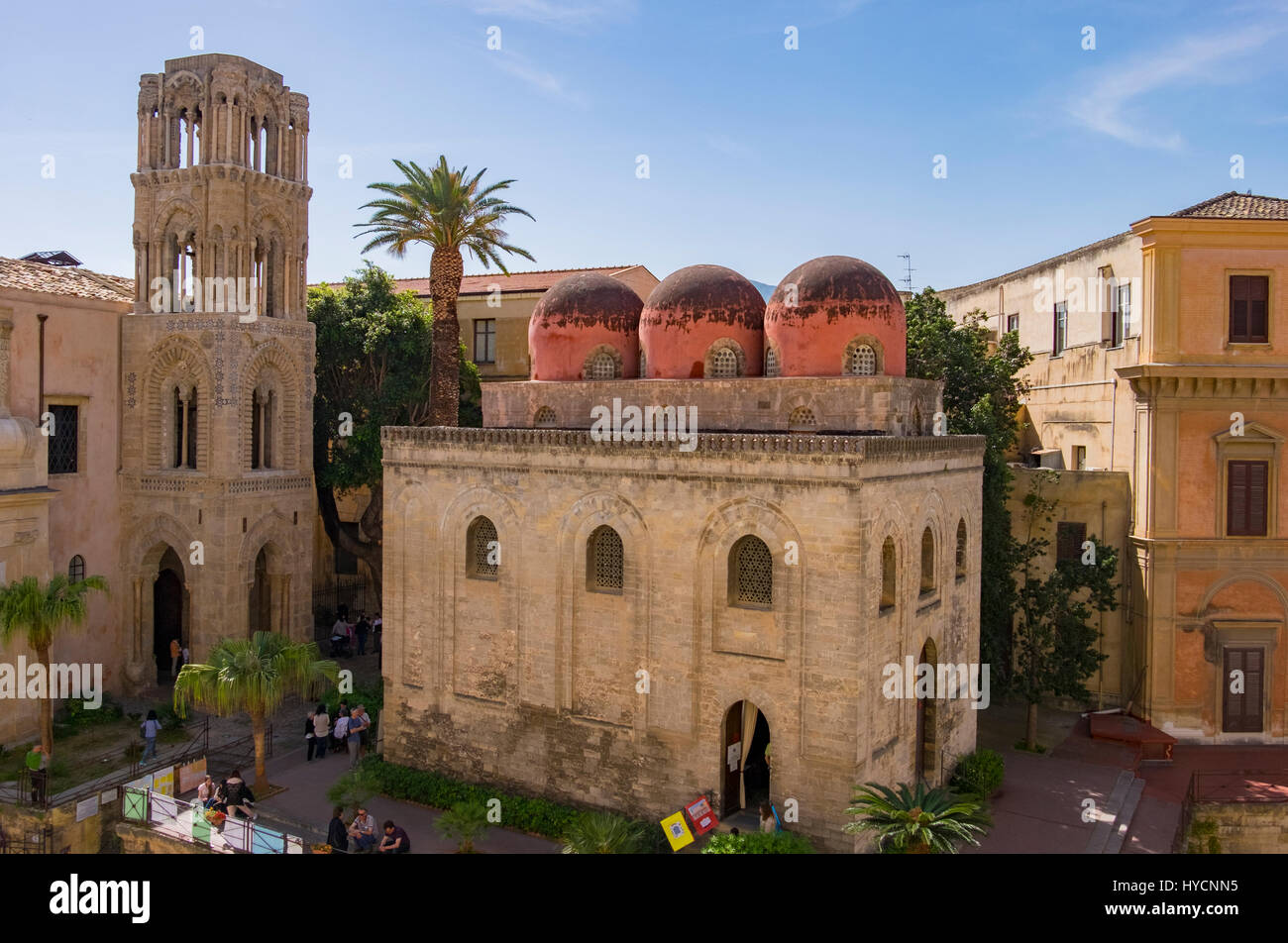Landschaft-Blick auf Santa Maria dell'Ammiraglio (La Martorana) und Kirche San Cataldo in Palermo, Italien mit arabischen Einflüssen. Stockfoto
