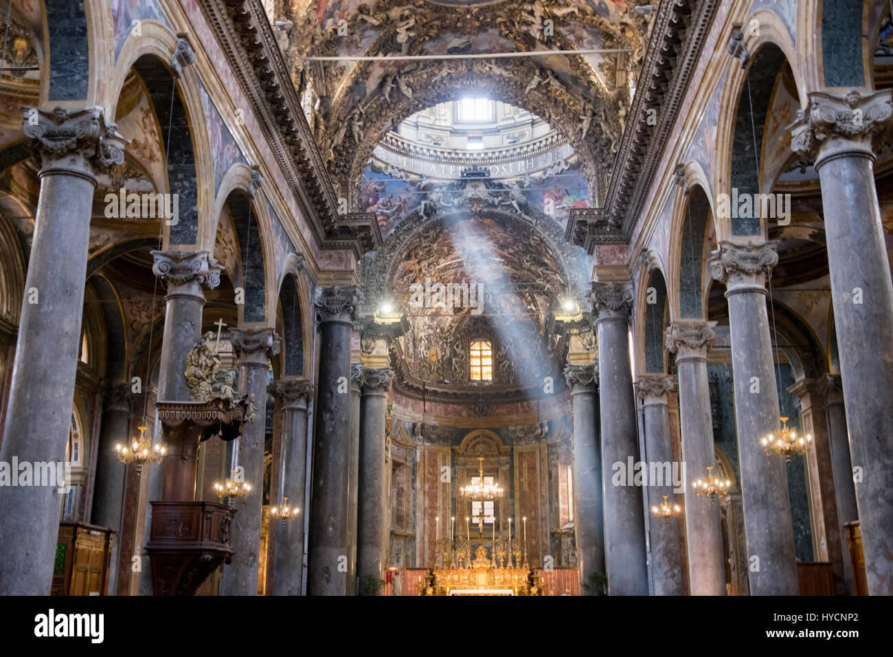 Ein brillant Strahl der Sonne Strahlen nach unten durch die Kuppel der Kirche in Palermo, Italien Stockfoto