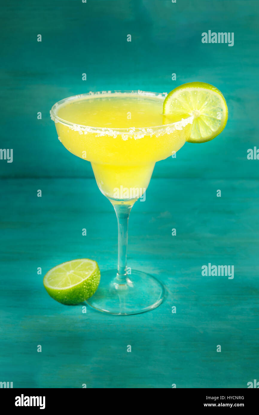 Lemon Margarita Cocktails am lebhaften Türkis mit Exemplar Stockfoto