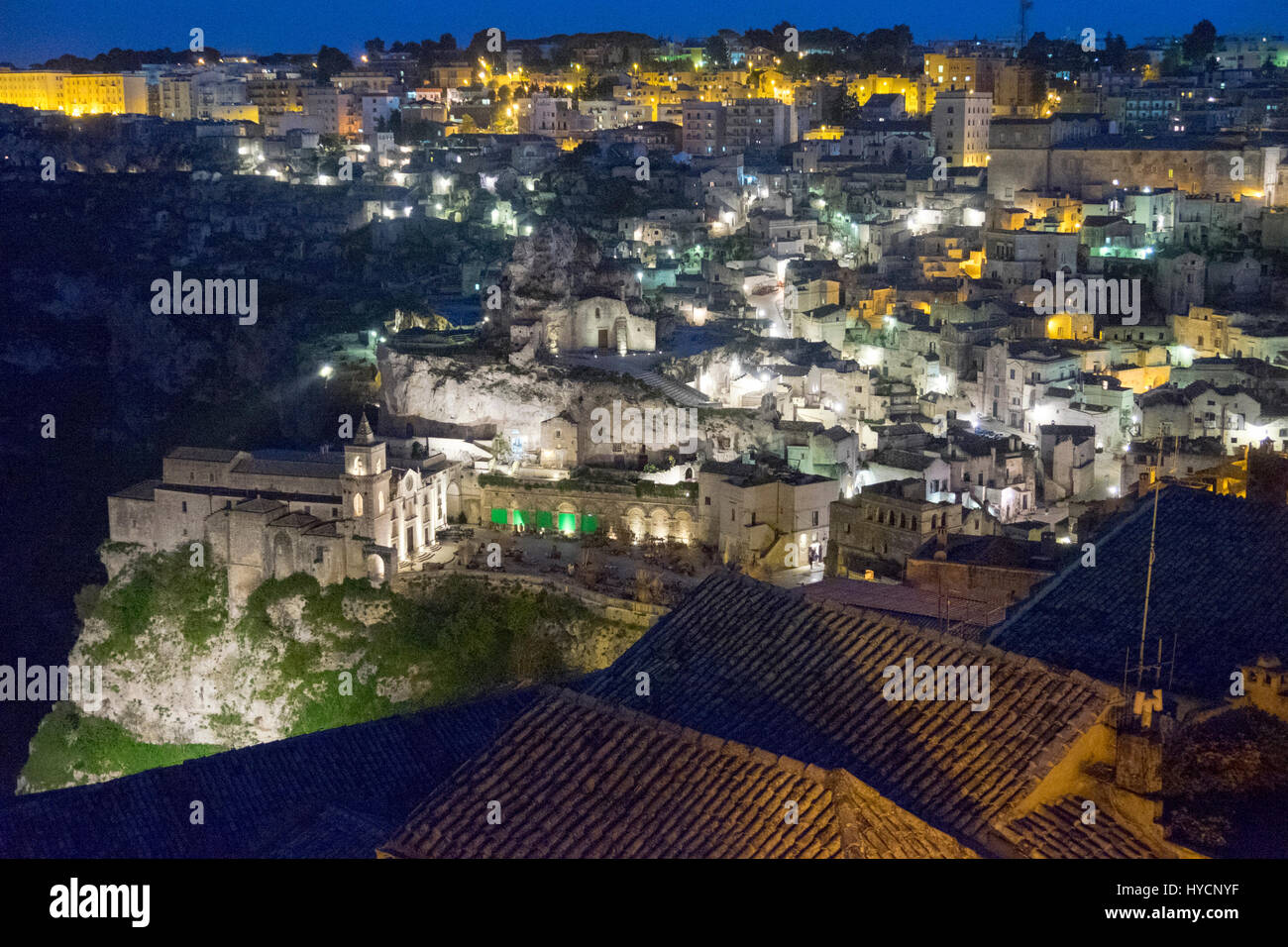 Nacht-Blick auf die Stadt Matera, Italien, Europäische Kulturhauptstadt 2019 Stockfoto