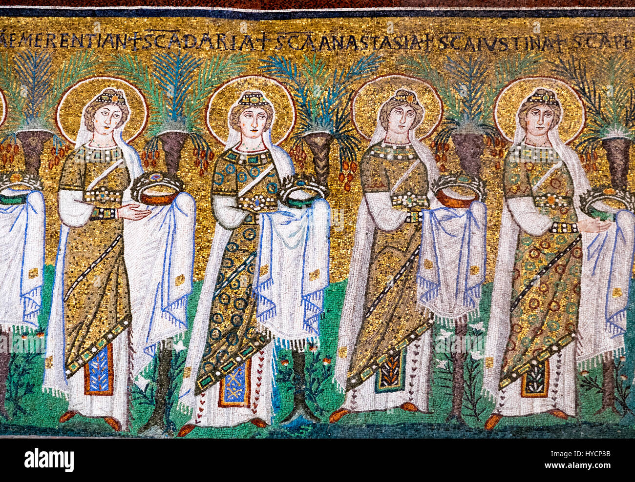 Linie der weiblichen Heiligen in der Kirche Sant Apollinare Nuovo in Ravenna, Italien. Stockfoto