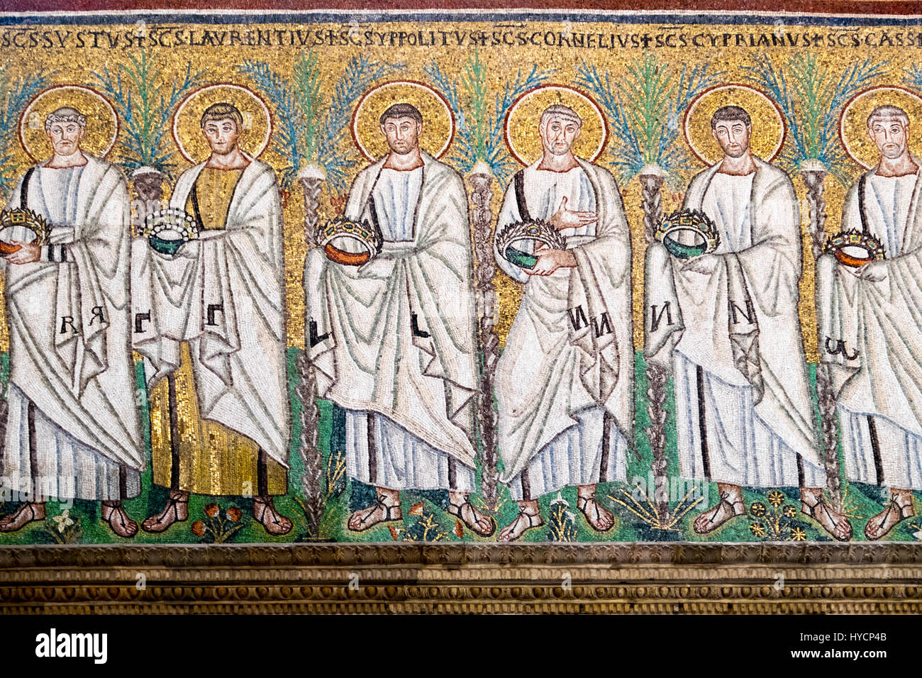 Linie der männlichen Heiligen in der Kirche Sant Apollinare Nuovo in Ravenna, Italien Stockfoto
