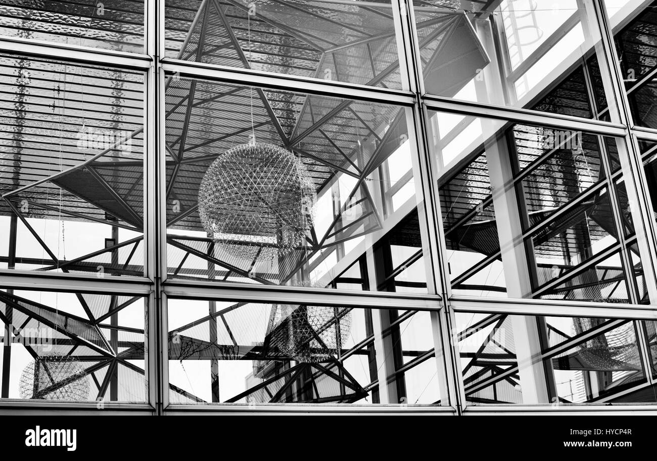Malin architektonische erweitert Metall Kite Skulpturen im Zentrum MK, Milton Keynes Shopping Centre. Buckinghamshire, England. Schwarz / weiß Stockfoto