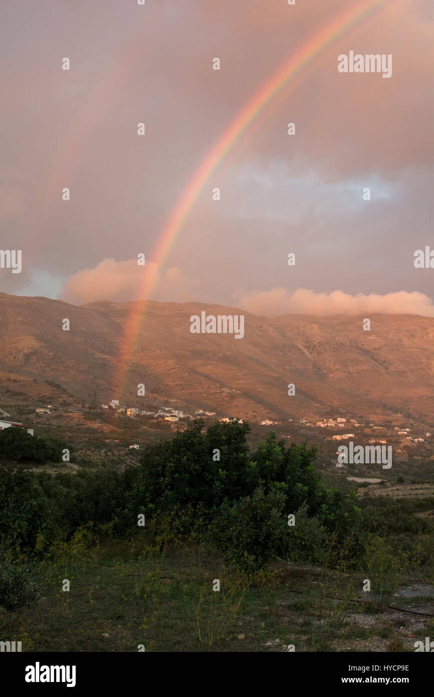 Nach etwas Regen bildet sich ein Regenbogen über Kretas Südküste.  Nach Einem Kräftigen Schauer Bildet Sich Über der Südküste von Kreta Ein Regenbogen. Stockfoto