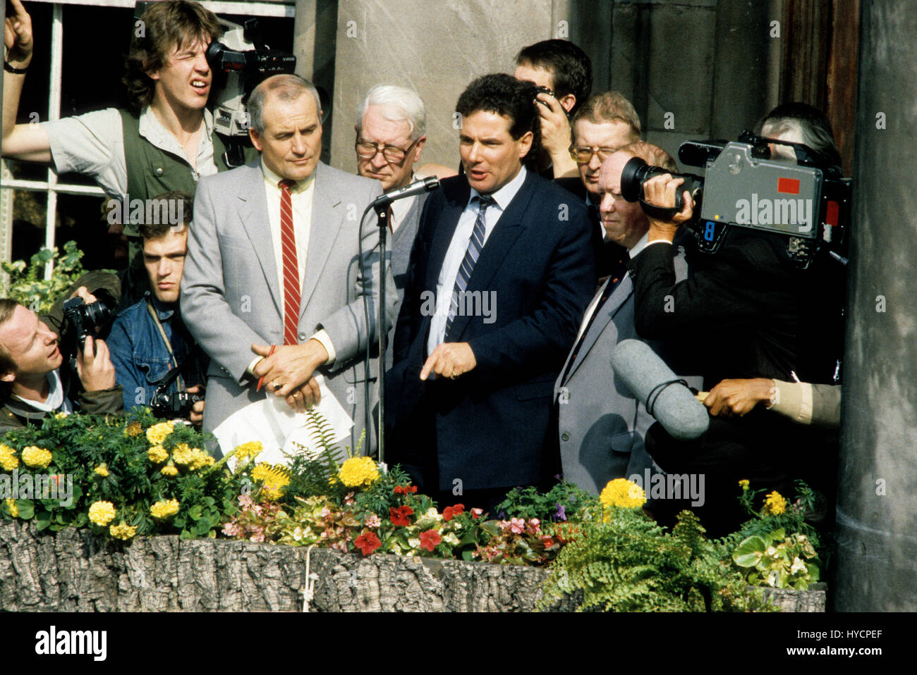 Derek Hatton und Tony Mulhearne sprechen Sie mit Tausenden von Gewerkschaftsmitgliedern bei Demonstration vor dem Rathaus zur Unterstützung der militanten led Liverpool Arbeitsrat 1985 Stockfoto