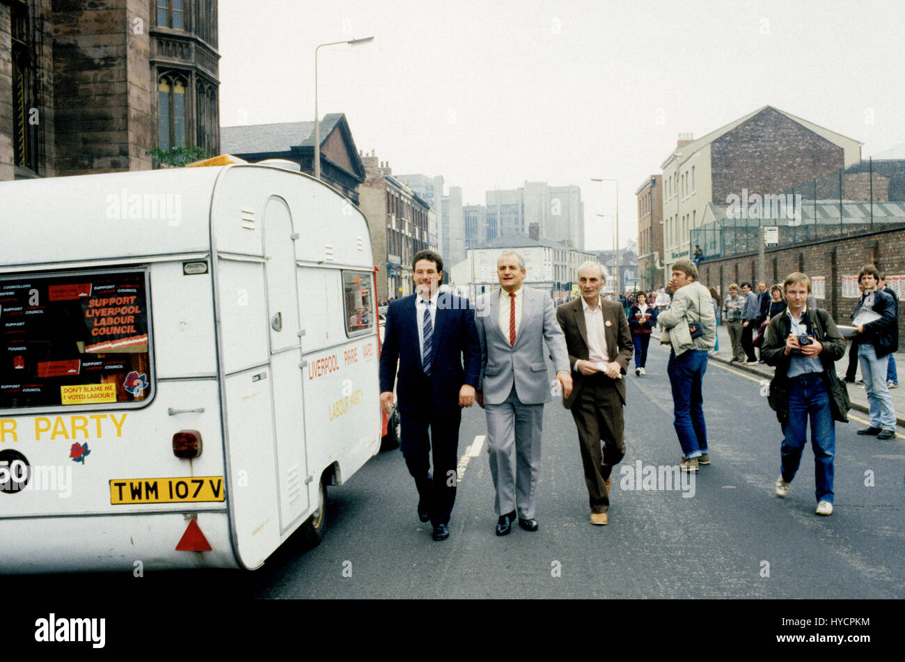 Derek Hatton und Tony Mulhearne Join Tausende von Gewerkschaftsmitgliedern bei Demonstration vor dem Rathaus zur Unterstützung der militanten geführt Liverpool Arbeitsrat 1985 Stockfoto