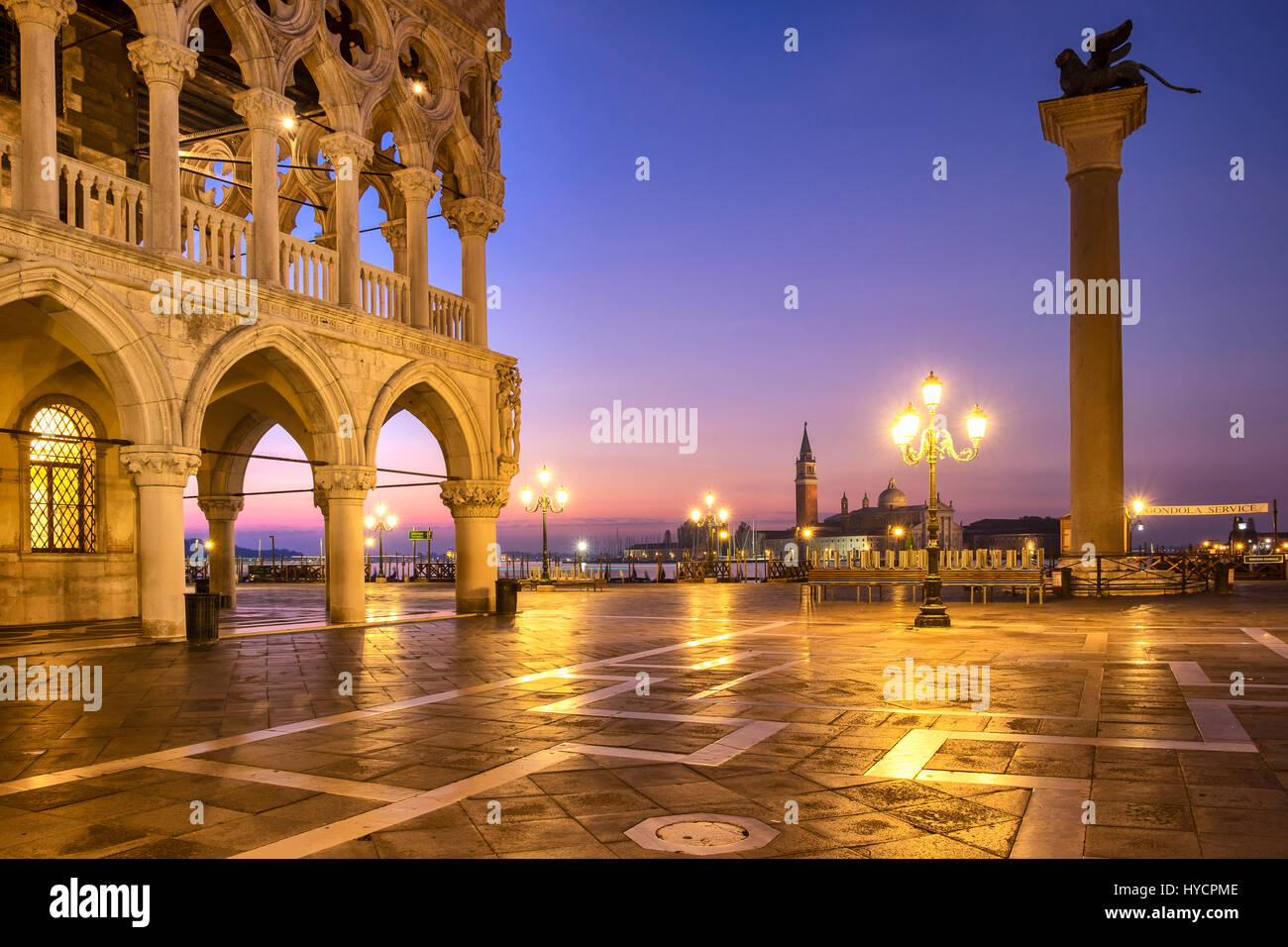 Citiyscape Blick auf die Piazza San Marco Platz bei Sonnenaufgang, Venedig, Italien Stockfoto