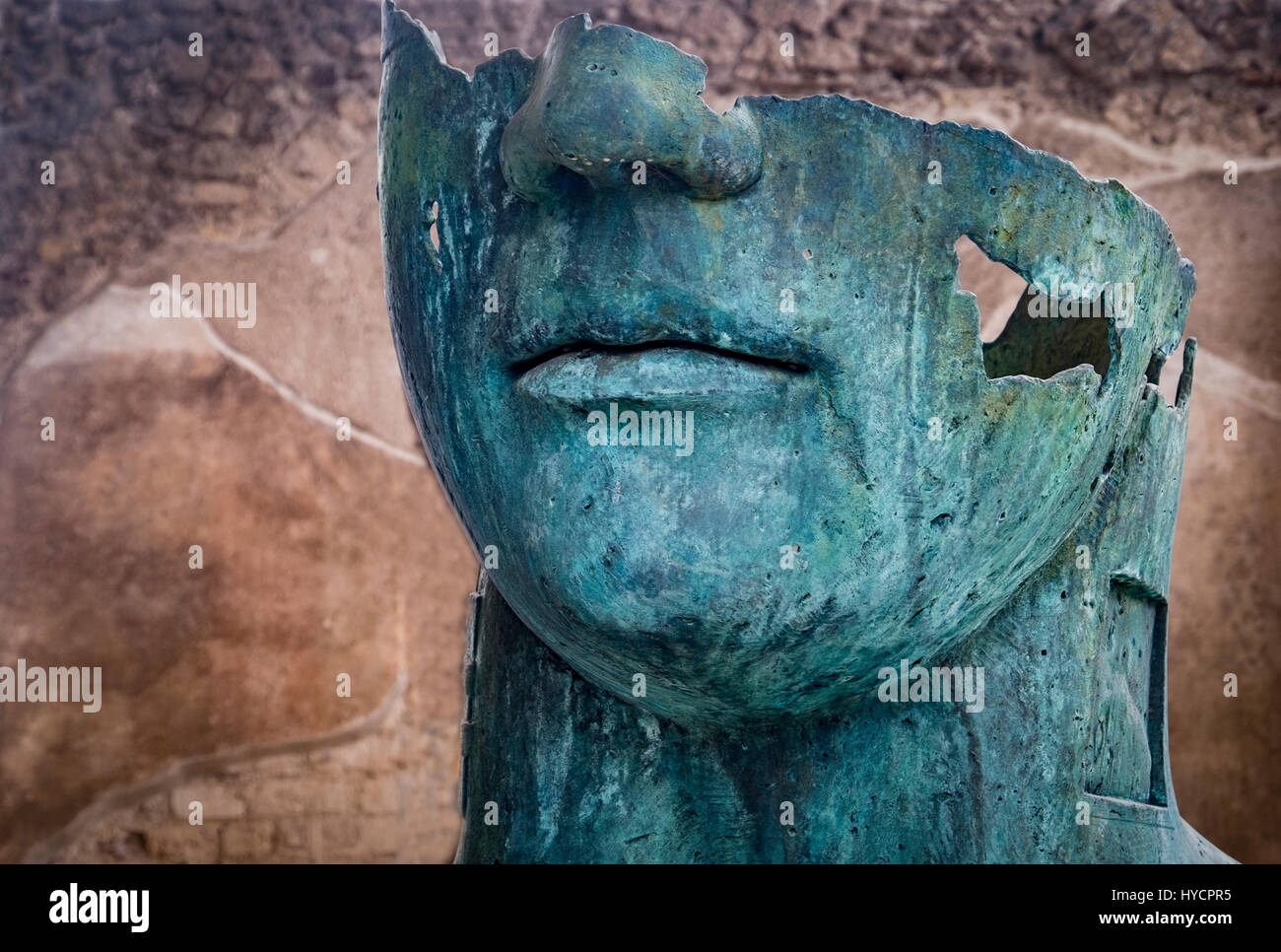 Moderne abstrakte Bronzeskulptur eines römischen Mannes auf die antike römische Stätte von Pompeji in Italien Stockfoto