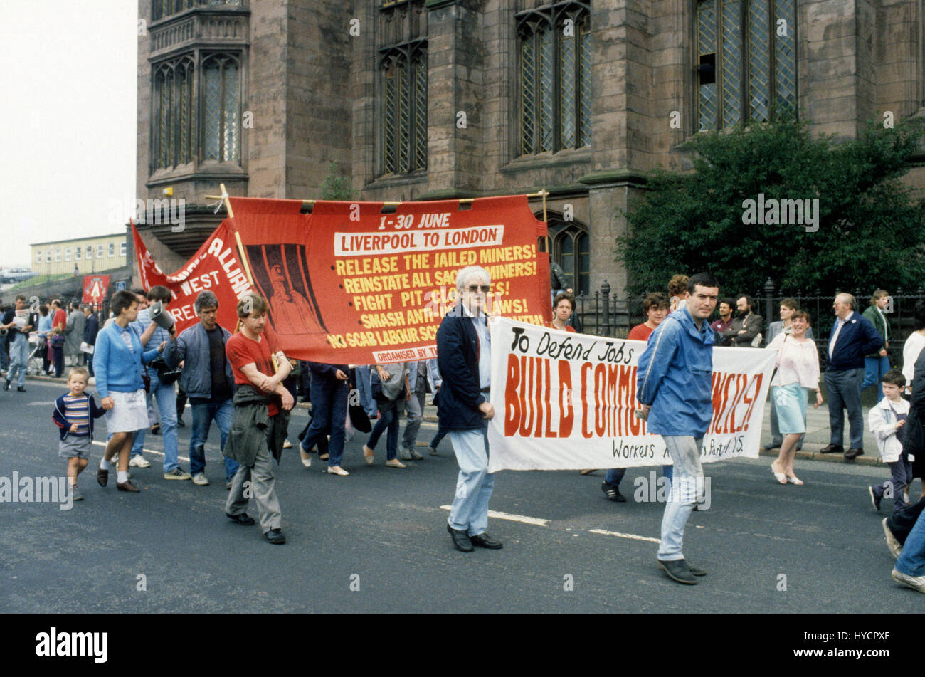 Tausende von Gewerkschaftsmitgliedern bei Demonstration vor dem Rathaus zur Unterstützung der militanten geführt Liverpool Arbeitsrat 1985 Stockfoto