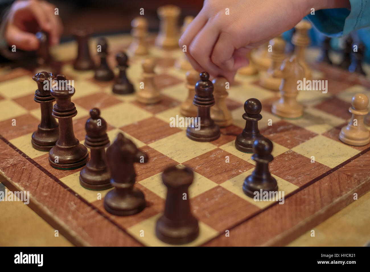 Zwei Kinder spielen Schach Stockfoto