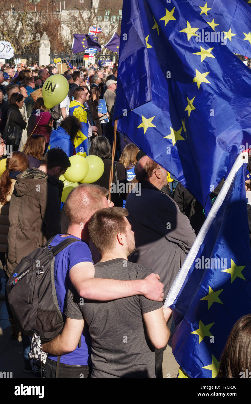 25. März 2017 - 100.000 Menschen März in London gegen Brexit auf die EU 60-jähriges Jubiläum. Zwei Männer umarmt, während sie EU-Flaggen Stockfoto