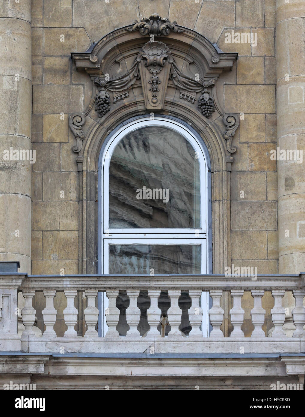 Budapest, Ungarn, Buda Schloß Viertel gotischen Fenstern. Stockfoto