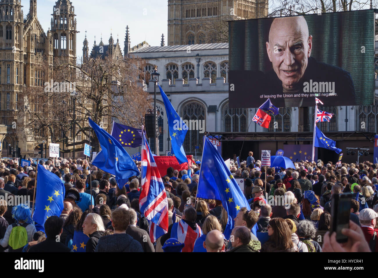 25. März 2017 - 100.000 Menschen März in London gegen Brexit auf die EU 60-jähriges Jubiläum. Schauspieler Patrick Stewart spricht von Video link Stockfoto