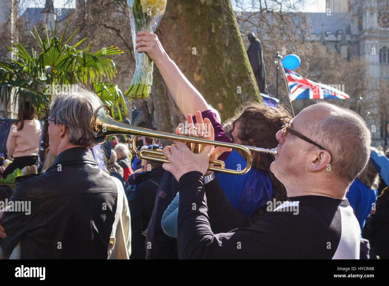 25. März 2017 - 100.000 Menschen marschieren in London gegen Austritt auf die EU 60. Jahrestag. Ein Mann begrüßt die reden von der Trompete Stockfoto