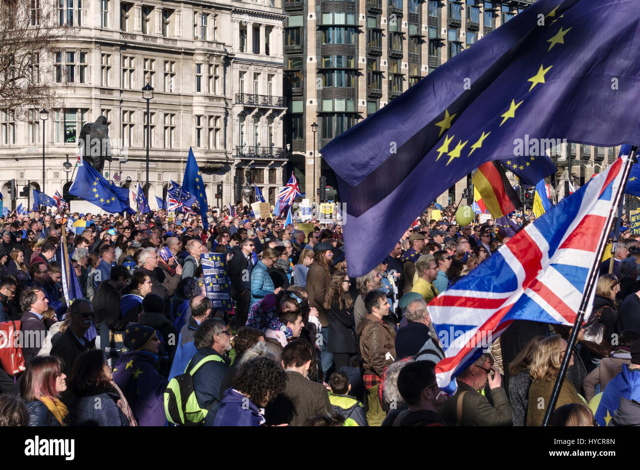 25. März 2017 - 100.000 Menschen marschieren in London gegen Austritt auf die EU 60. Jahrestag. Riesige Menschenmengen versammeln sich in Parliament Square Stockfoto