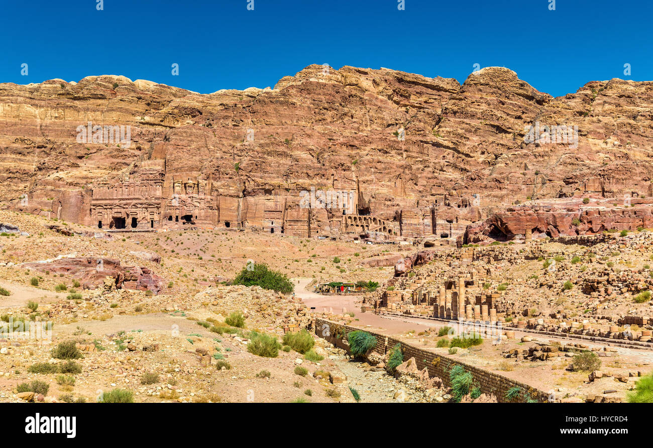 Die Säulenstraße und die königlichen Gräber in Petra Stockfoto