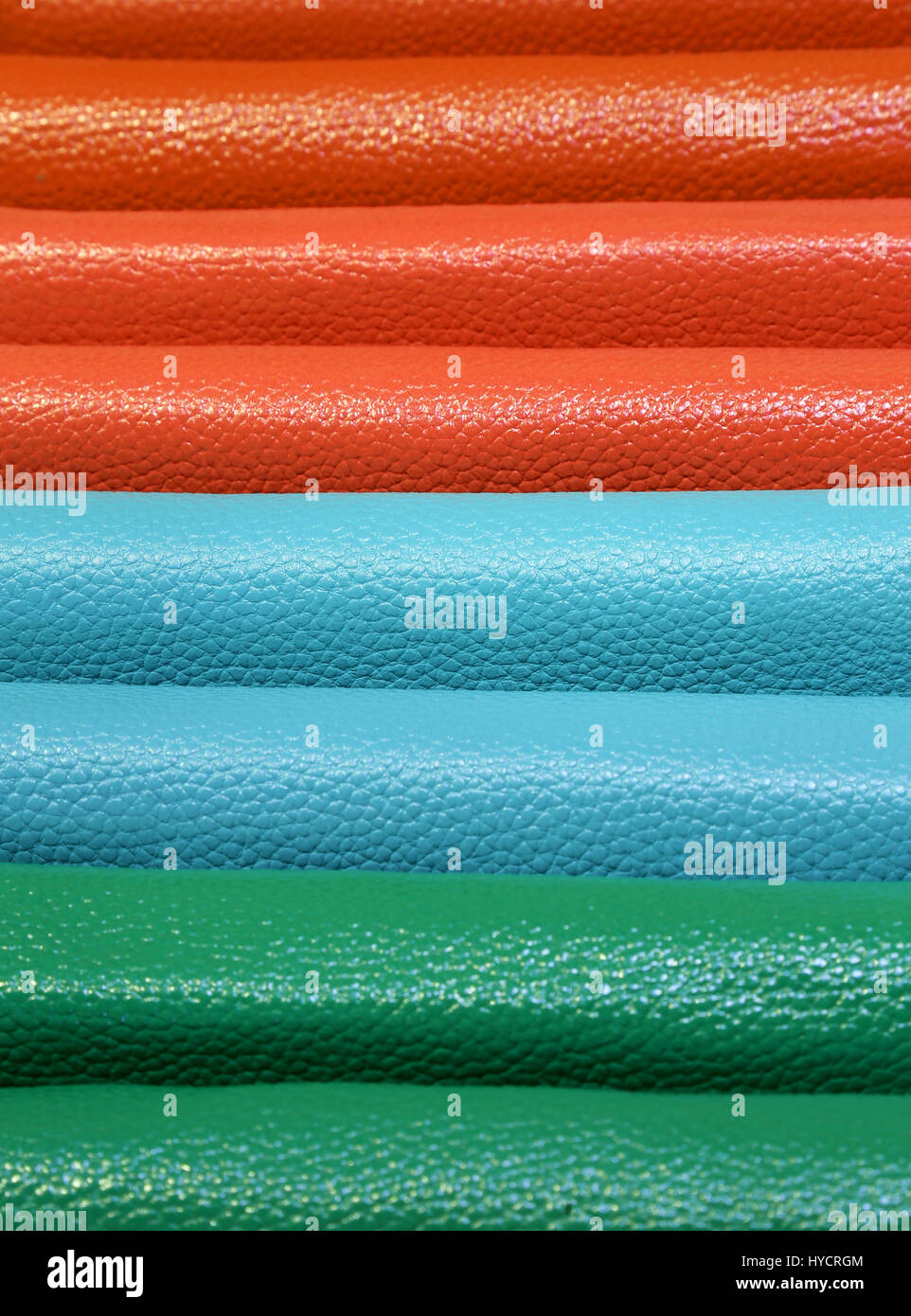 Stücke aus Kunstleder für Verkauf in den Kurzwaren-shop Stockfoto
