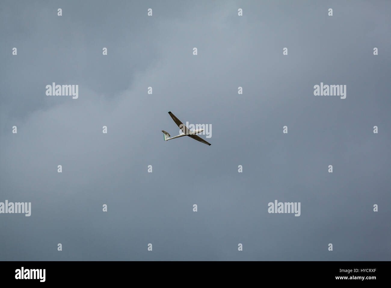 Gleiter durch ein stimmungsvoller Himmel Stockfoto