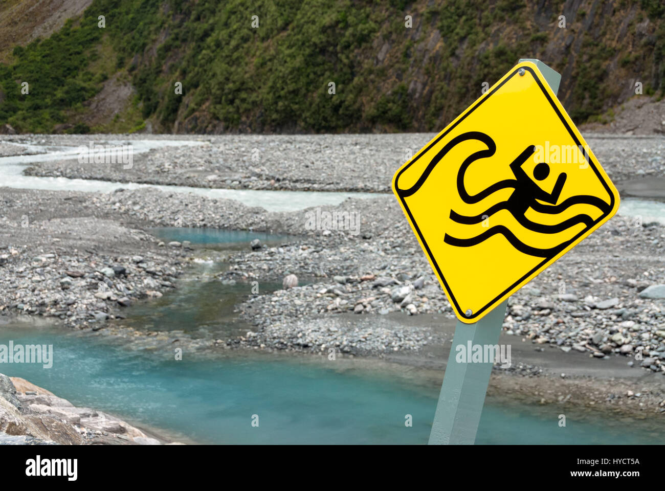 Zeichen zeigen ertrinken Menschen in Fluss Warnung vor Sturzfluten Stockfoto