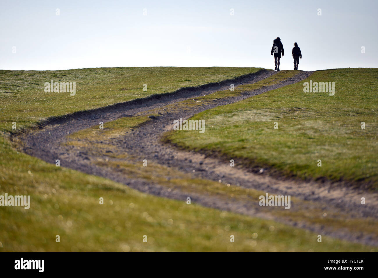 Paare, die auf der South Downs Way Stockfoto