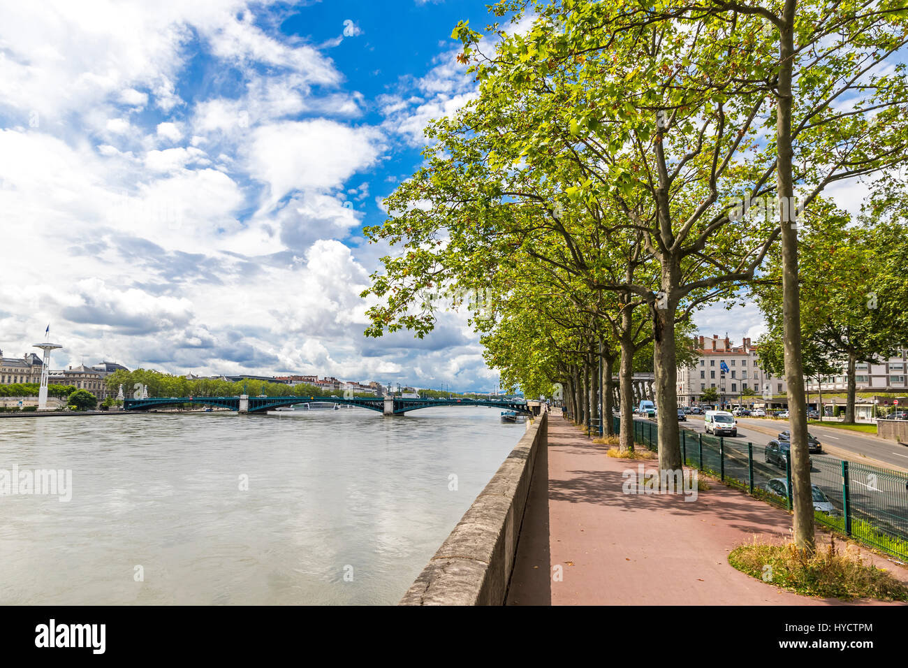 Ausstattung des Flusses Rhone im Zentrum von Lyon City, Auvergne-Rhône-Alpes, Frankreich. Uni-Brücke (Pont de l ' Universite) auf dem Hintergrund Stockfoto