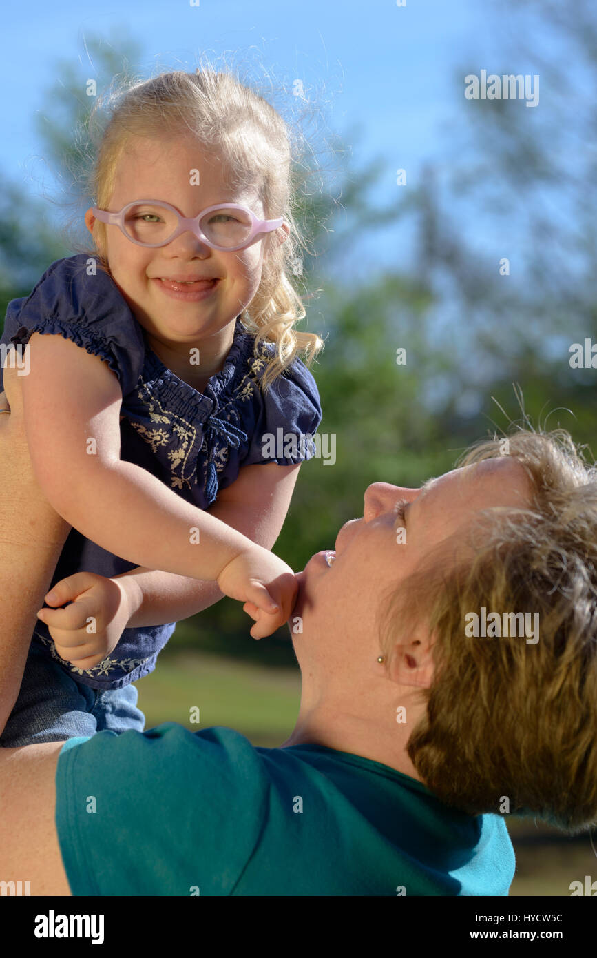 Mutter spielt mit Daughter/Down-Syndrom Stockfoto