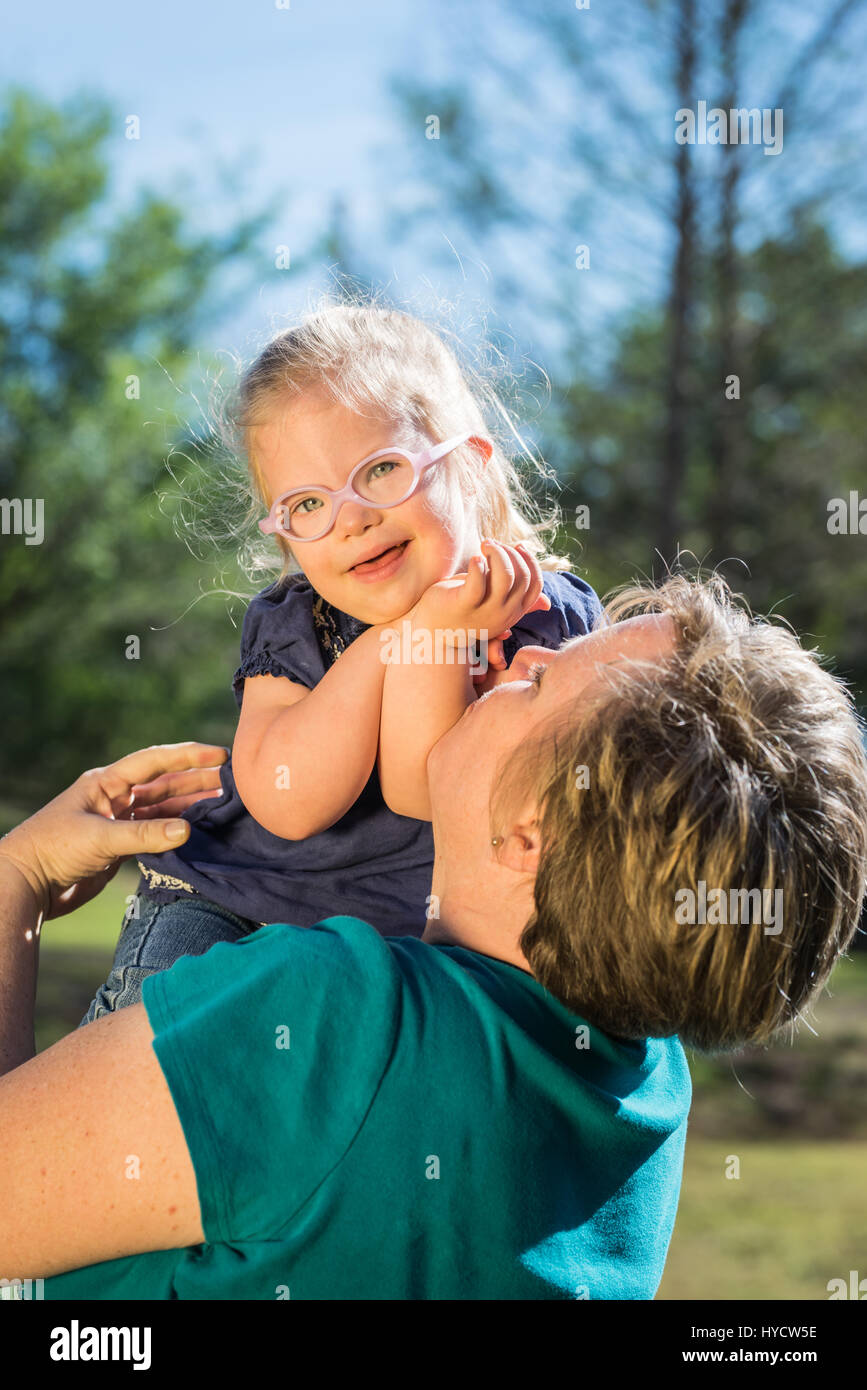 Mutter Holding down syndrom Kleinkind Kind Tochter Stockfoto