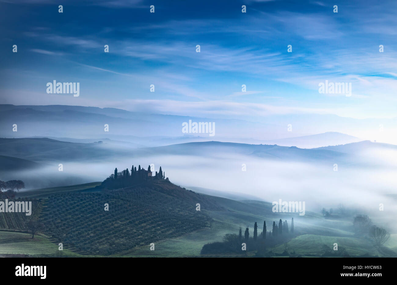 Tuscany blau nebligen Morgen, Ackerland und Zypresse Bäume Landschaft. Italien, Europa. Stockfoto