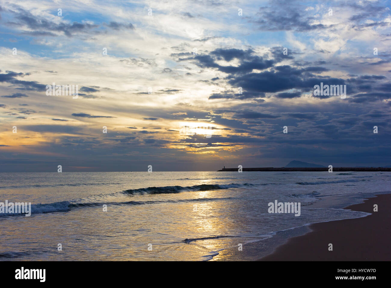 Malerische Sonnenaufgang über dem Mittelmeer im Winter. sunrise in blauen Farben auf einen ruhigen Vormittag. Stockfoto