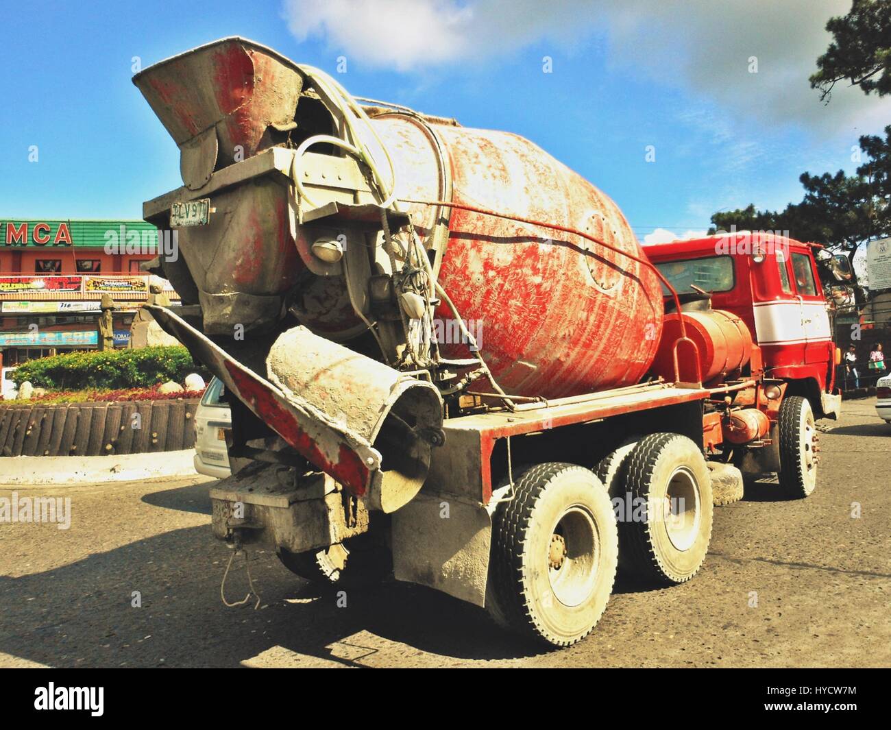 Roten Betonmischer LKW durchqueren Sitzung Straße in Baguio City, Philippinen Stockfoto