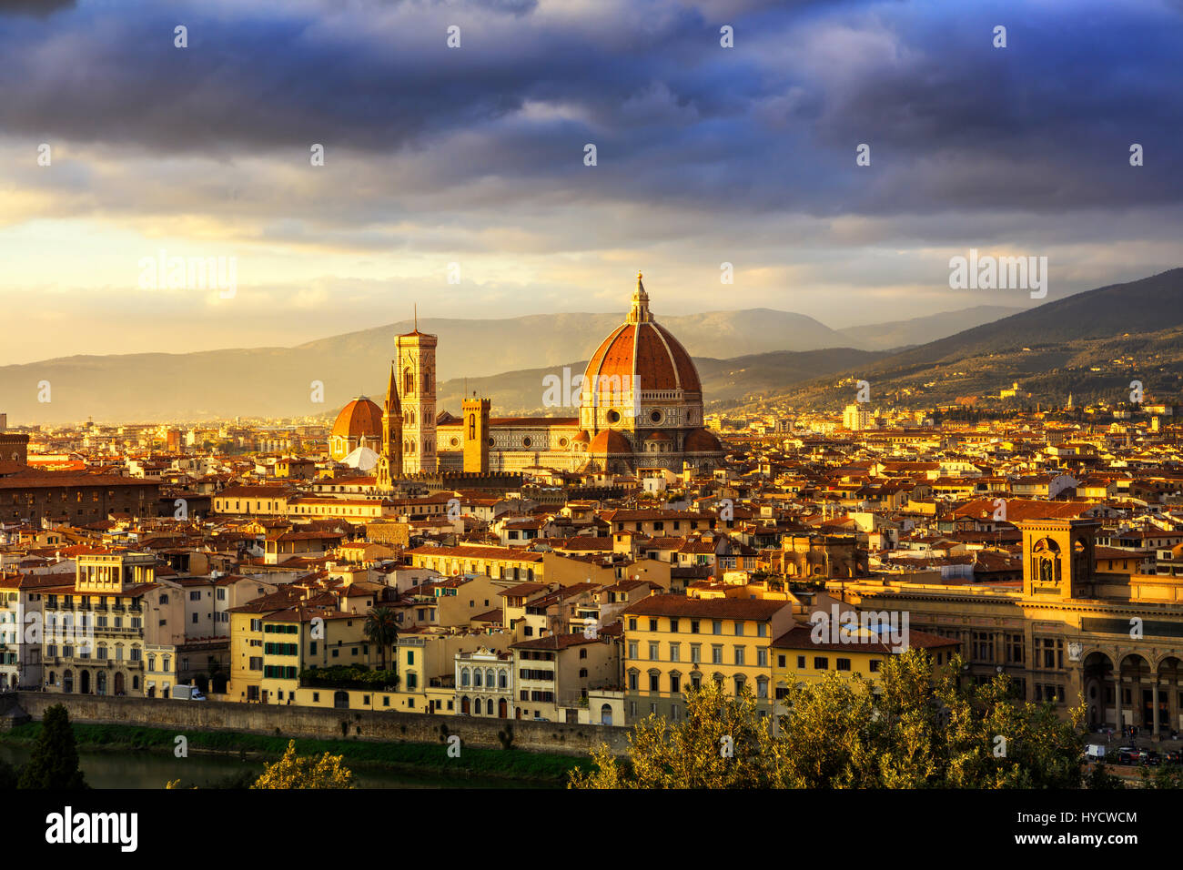 Florenz oder Firenze, Dom, Wahrzeichen der Basilika Santa Maria del Fiore und Giotto Campanile Sonnenuntergang Blick von Michelangelo-Park-Platz. Italien, E Stockfoto