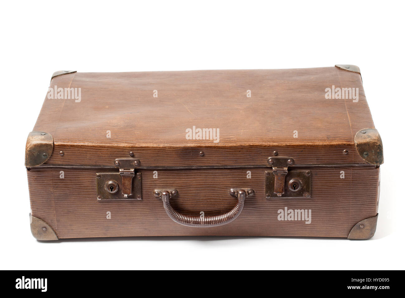 Geschlossene veraltet Koffer isoliert auf weißem Hintergrund. Stockfoto