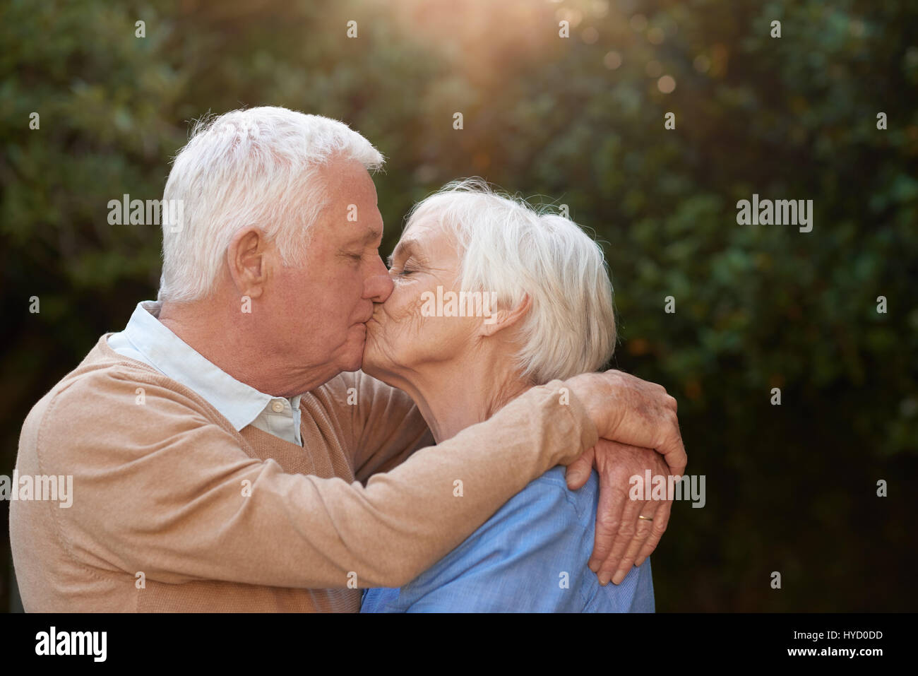 Romantische älteres Paar umarmen und küssen außerhalb Stockfoto