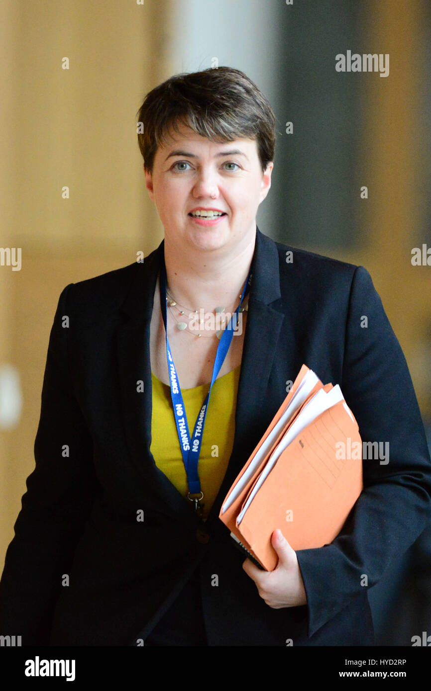 Schottische konservative Führer Ruth Davidson macht ihren Weg in die Kammer des schottischen Parlaments zum ersten Minister Alex Salmond Anweisung MSPs nach dem schottischen Unabhängigkeitsreferendum und seine Entscheidung, stehen unten anhören Stockfoto